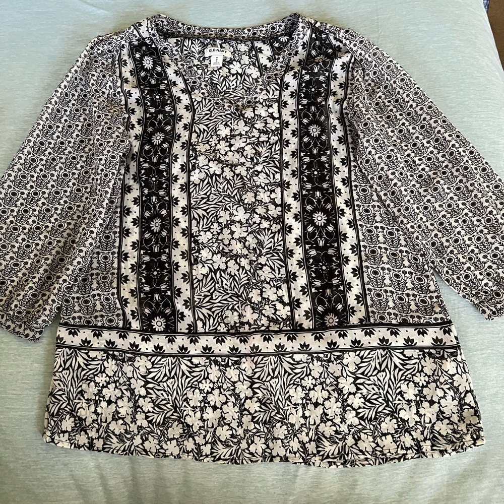 Old Navy women’s 3/4 sleeve sheer black and white top - M